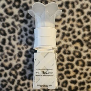 Bath & Body Works Home White Flower Wallflowers Fragrance Plug In Wall Holder